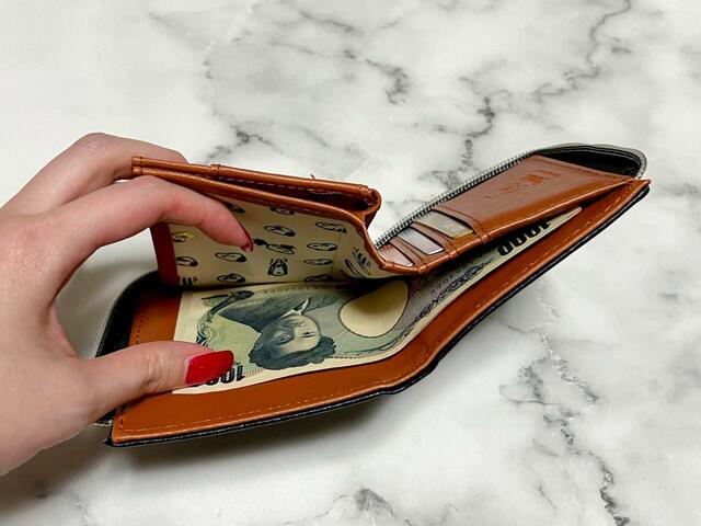 L字に片側が大きく開くため、お札が取り出しやすい！