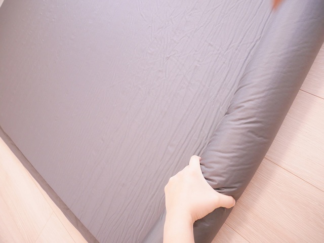 【ベルメゾン　省スペースで収納できる来客用布団セット(6点)】しまう時はくるくる巻いて空気を抜きます