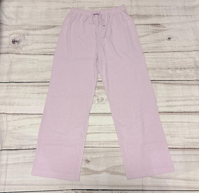 パンツは裾に向かってややワイドなシルエット