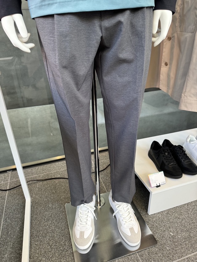 【ワークマン　コットンライクストレッチパンツ（万能パンツ）】イージーケア＆ストレッチで楽なのに、ジャケットにも合わせられるきちんと感が魅力！