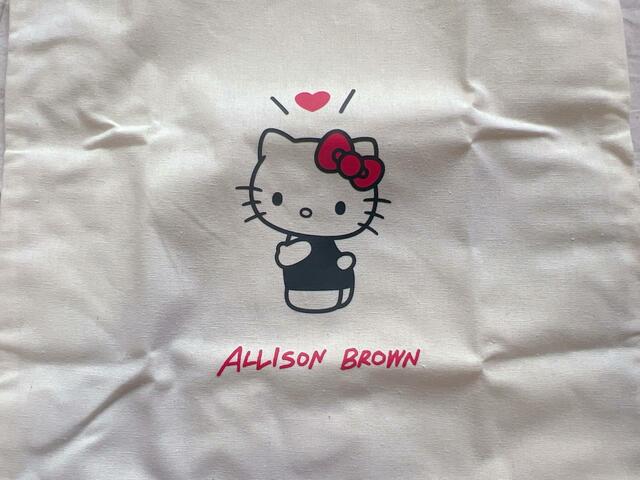 フロントのセンターにかわいいキティちゃんのイラスト＆アリソンブラウンのブランドロゴ入りデザイン