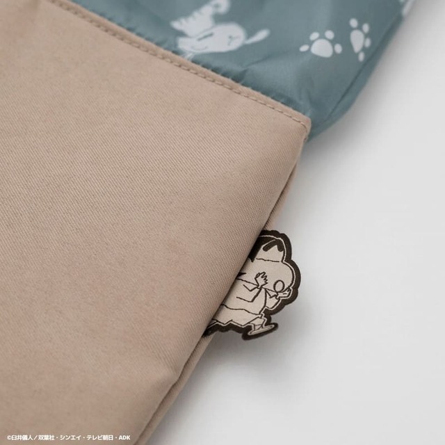 【『クレヨンしんちゃん 主婦代表!? みさえが本気で考えたお買いものにちょうどいい BIG保冷トートバッグBOOK』（宝島社）】ちらりと顔を出すしんちゃんも！