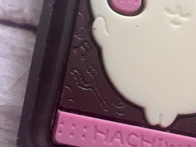 後ろの模様にはなんとさすまたも！音符も描かれており、歌が好きなハチワレらしい♪