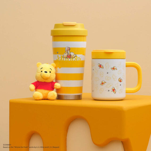 マスコット付きタンブラー 4,400円、ステンレスマグ 4,400円【Afternoon Tea LIVING「くまのプーさん」のデザインをあしらった限定コレクション】