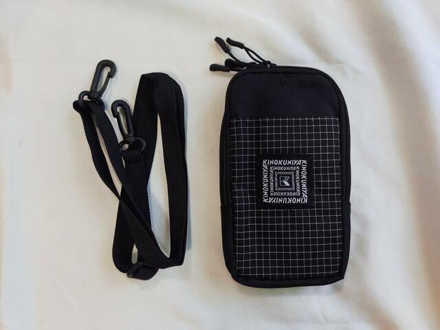 ショルダーバッグのカラーは、ブラック