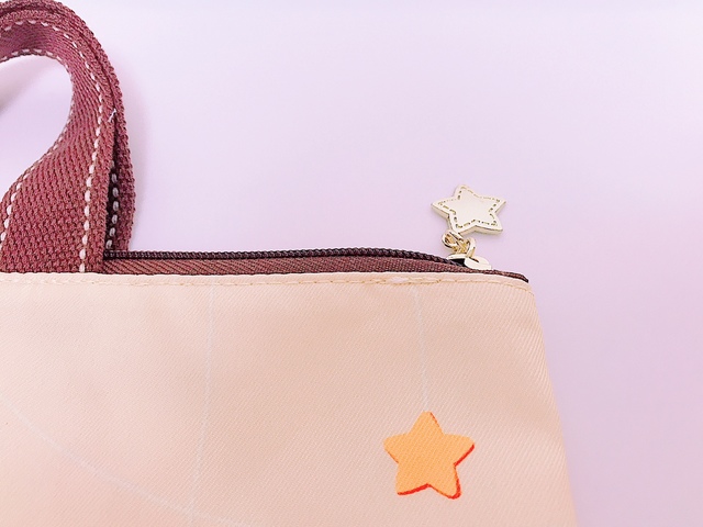 キラリと輝く星型チャーム　細部にもこだわりが