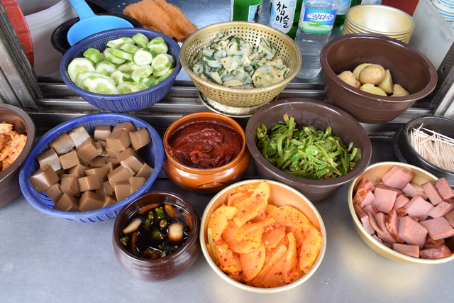 立ち飲み屋『トゥンスンイネ』の作り置きのつまみ