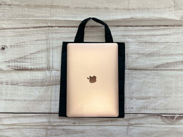 13インチのMacBook Airがぴったり入るサイズ