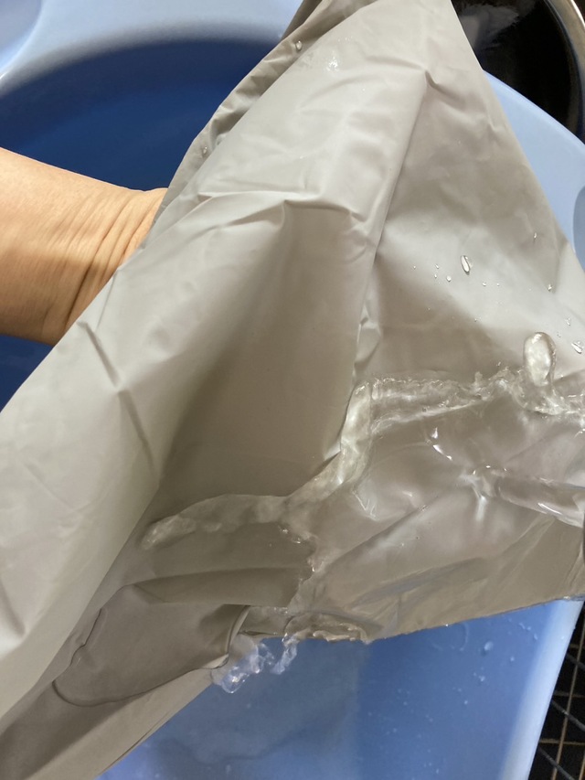 【スリーコインズ バイカラーレインポンチョ】しっかり水を弾く