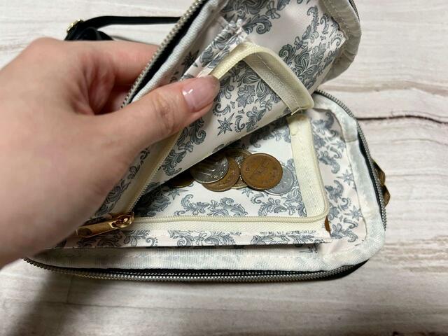 【OLIVIA BURTON（オリビア・バートン）MULTI SMARTPHONE SHOULDER BAG】コインはL字ポケットに。見やすいですね♪