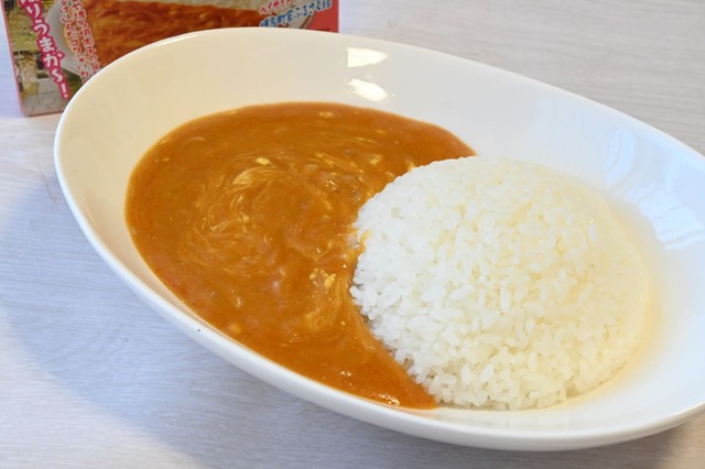 【るるぶ×ハチ食品「るるぶ×HACHIコラボシリーズ 博多 明太子チーズカレー 辛口」】全体的に黄色みを帯びたカレー