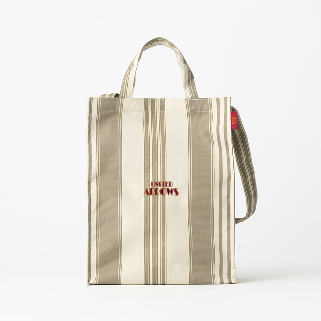【UNITED ARROWS×成城石井 オリジナルショッピングバッグ】両社のコーポレートカラーを組み合わせた気品あるストライプのデザインと、成城石井のコーポレートロゴをモチーフとした刺繍のUAロゴがポイント。