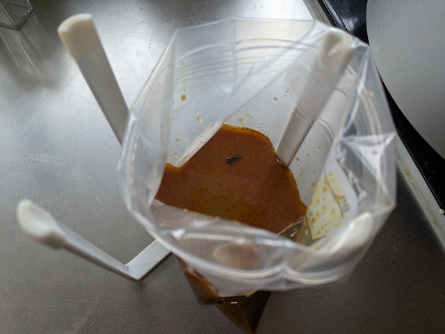 【山崎実業 tower　ポリ袋エコホルダー】残った汁物をフリーザーバッグに移す際も、ホルダーに引っ掛ければ倒れる心配なし！