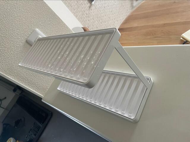 【tower（山崎実業）トレー付きジャグボトル＆グラススタンド 2段】省スペースなのに収納力抜群！