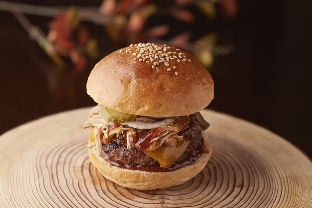 スモークドバーベキューバーガー (2,200円)