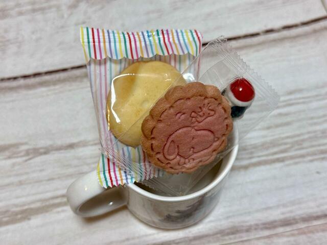 スヌーピー型焼菓子1個、スヌーピー柄焼菓子（いちご風味）5g