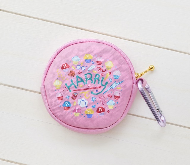 「ハリー・ポッター バースデーエコバッグ」はハリーのバースデーをお祝いする様子を表現したポーチ付きのエコバッグ。カラビナ付きなので、ポーチに入れて持ち運びにも便利。ハリーのメガネや魔法の杖など、さまざまなイラストが可愛らしいデザインです。