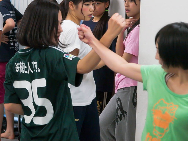 劇団ハーベスト/アクション練習風景 松永ミチルさん(左)