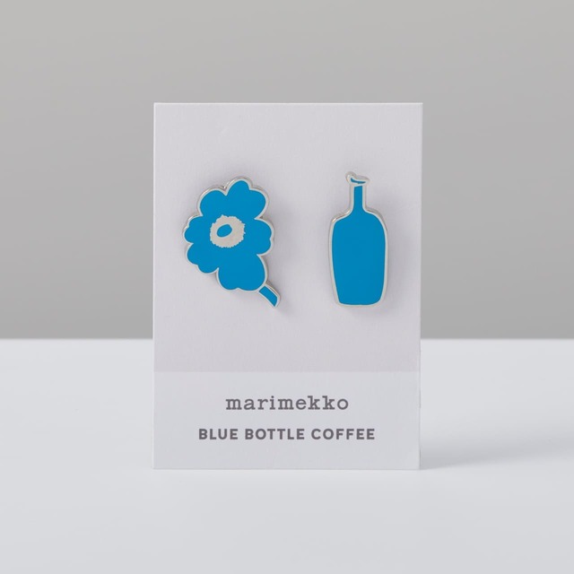 【マリメッコ×ブルーボトルコーヒー　エナメルピン セット　3,850円】ブルーボトルコーヒーカラーのウニッコ柄とボトルロゴをセットでエナメルピンに