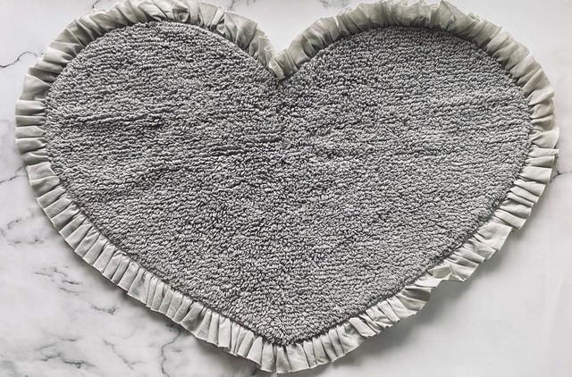 ハート型フロアマット（DHハートo GY 70×50）／甘すぎないカラーがポイント