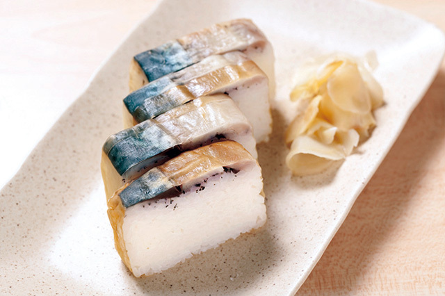 お魚sun（大井町） バッテラ 650円 絶妙な加減に〆たサバを押し寿司に。昆布の風味が魚の旨みを引き立てている。