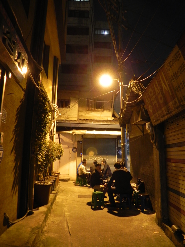 寒さが本格化する前の11月半ば頃までは店の外でも飲める『ウファ食堂』