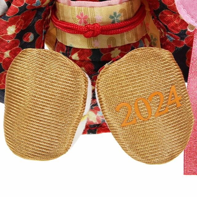 ぬいぐるみバッジ 2,500円｜お正月スペシャルグッズ｜東京ディズニーリゾート40周年“ドリームゴーラウンド”｜発売日：2023年12月1日（金）｜販売店舗：東京ディズニーランド「ディズニー＆カンパニー」、東京ディズニーシー「エンポーリオ」