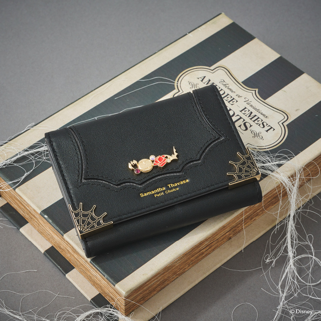 ブラックを基調としたシックな折財布 ¥22,000【サマンサタバサプチチョイス『ナイトメアー・ビフォア・クリスマス』コレクション】