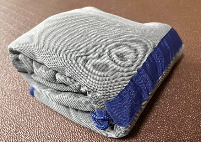 【SHSCLYペット用吸水タオル】折りたたむとコンパクトに