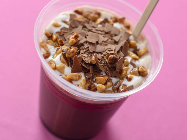 ホットカクテル（アマレット、ココア、ナッツ） 830円｜販売店舗：東京ディズニーランド「トルバドールタバン」｜ディズニー・パルパルーザ「ヴァネロペのスウィーツ・ポップ・ワールド」スペシャルメニュー