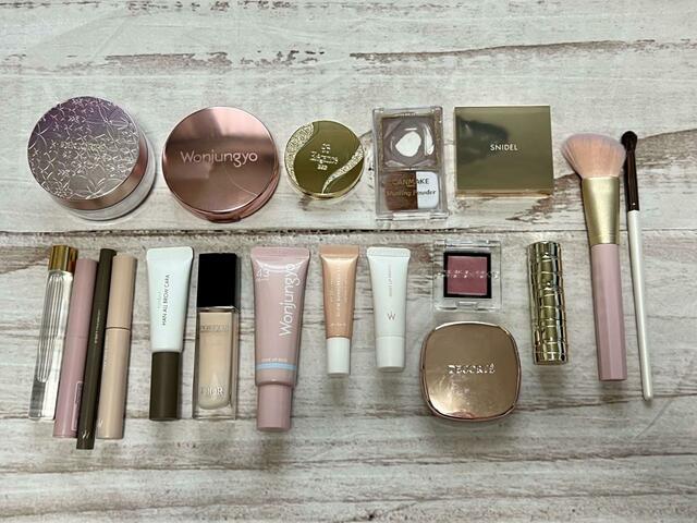 これだけのコスメを綺麗に整理整頓しながら収納できちゃいます！【sweet（スウィート）2023年11月号増刊付録：PEANUTS（ピーナッツ）チャーリー・ブラウンの三つ折りポーチ】