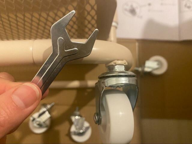 【ニトリ　高さ調節ができるスチールワゴン トロリ3 コンパクト】手で締めにくいところは付属のレンチを使って締める
