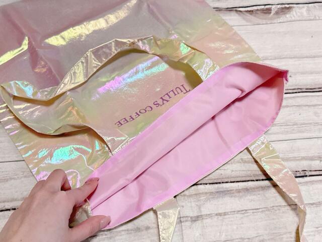 内側はポケットなどはないシンプルな作り。裏地付きでしっかりとした作りです。ピンクカラーがかわいい♪