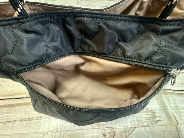 大きめのサイズのファスナーポケットがうれしい！