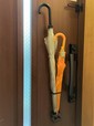 【キャンドゥ】マグネット傘立ての使用イメージ。耐荷重量は約1kg
