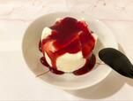 【ガスト 豆乳レアチーズケーキ ラズベリーソース】鮮やかなラズベリーソース