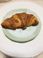 【セブン-イレブン お店で焼いたサクサククロワッサン 】長さが約16cmで幅が8cm、厚みが3cmもあり、サクサクとした食感が楽しめますよ