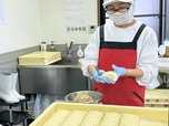 磯子店では餃子を実演販売している