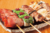 鶏太（元住吉） 5本盛合せ（日替わり） 840円（税別） 写真はトマトベーコン（バジル付）、ささみ梅しそ、ハツなど。串は全21種類。