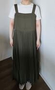 【UNIQLO:C プリーツストラップワンピース】丈は肩紐のボタンで3段階に調節できるので、自分好みのバランスで着こなせます