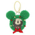 ポーチ 1,600円、ぬいぐるみチャーム 1,200円｜東京ディズニーリゾート「ディズニー・クリスマス」スペシャルグッズ｜「Dazzling Christmas in New York！」のグッズ｜販売店舗：東京ディズニーシー「ガッレリーア・ディズニー」｜発売日：2024年11月8日（金）