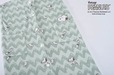 【PEANUTS】「PEANUTS 着る毛布」¥6,050(税込)、サイズ:肩幅60cm、着丈110cm、裾幅60cm、カラー:グレージュ、グリーン(写真)
