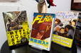 同店のおすすめDC作品、中央は『フラッシュ：ライトニング•ストライクス•トゥワイス』。左は『バットマン：エターナル』、右は『ゴッサム・アカデミー：イヤーブック』　ブリスターコミックス