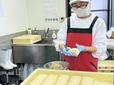 磯子店では餃子を実演販売している