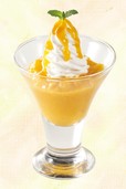  マンゴーゼリーホイップ添え