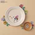 【PEANUTS×Afternoon Tea】プレート 2,420円、豆皿 880円／花束を抱えたオラフがキュート
