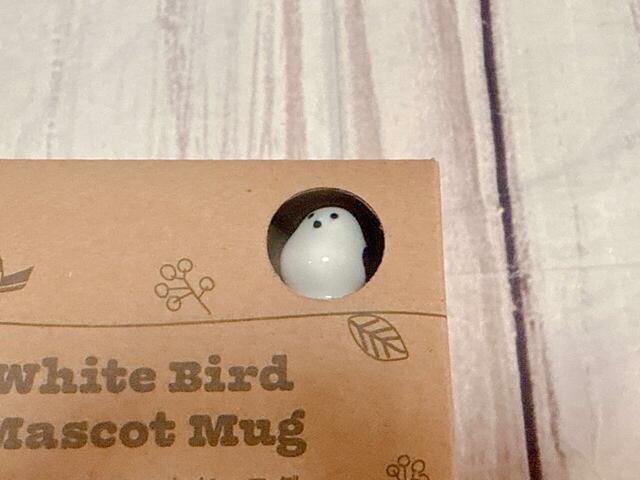 箱の窓からシマエナガがご挨拶♪