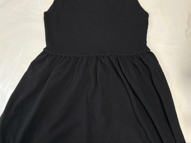 【coca（コカ） Vネックニットドレス】肋骨あたりで切り替えラインが入るほか、ギャザーのおかげでお腹まわりも自然にカバーしてくれます♪