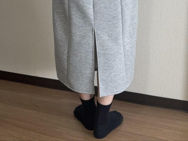 【coca ソフトスウェット サイドラインキャミワンピース】裾はスリット入りで動きやすい！深すぎないので、階段を上り下りしてもインナーが見える心配はありません