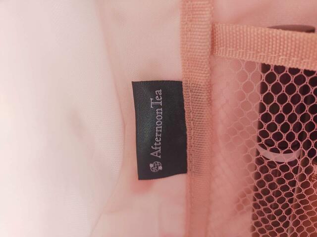 メッシュポケット隣には、ロゴタグつき